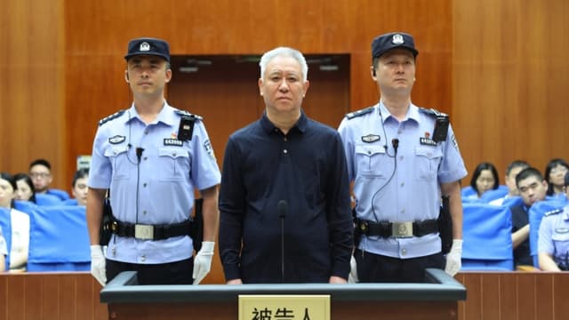 Fundador de Evergrande es condenado a cadena perpetua por el régimen chino