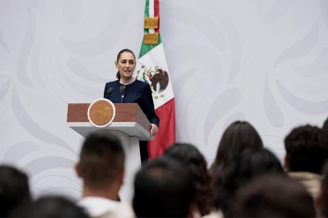 La presidenta de México, Claudia Sheinbaum, habla durante una rueda de prensa este jueves, en Palacio Nacional de la Ciudad de México, México. (EFE/José Méndez)