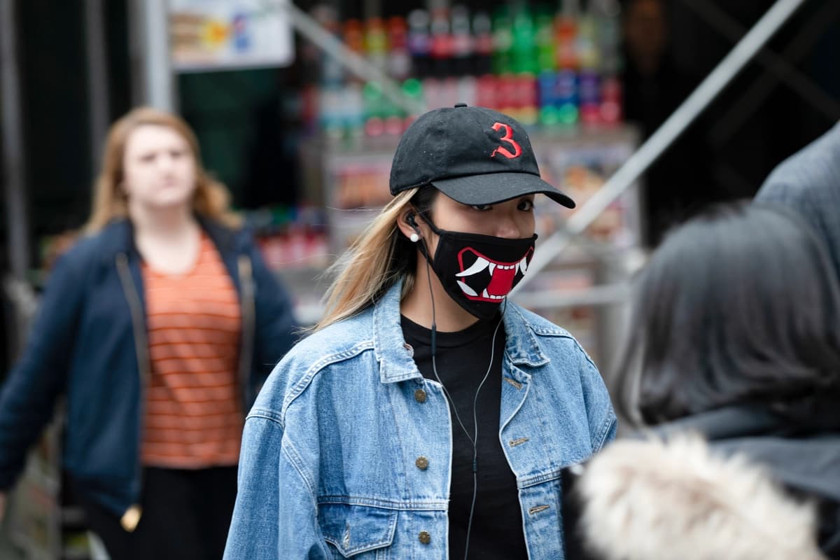 Una mujer usa una mascarilla en la ciudad de Nueva York el 10 de marzo de 2020. (Jeenah Moon/Getty Images)