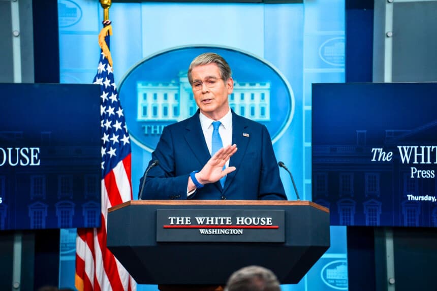 El secretario del Tesoro, Scott Bissent, habla durante una rueda de prensa en la Casa Blanca el 28 de mayo de 2026. (Madalina Kilroy/The Epoch Times).