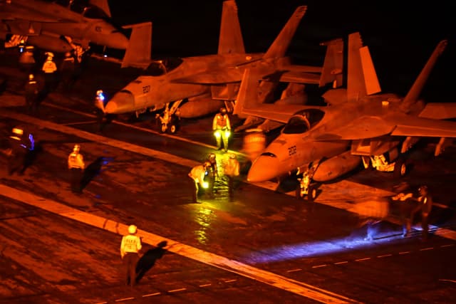 Aviones F/A-18 Super Hornet, embarcados en el portaaviones USS George Washington, se preparan para operaciones de vuelo en el Océano Índico, el 18 de agosto de 2026. (Armada de los EE. UU./Especialista Jefe en Comunicación de Masas Joshua Karsten)