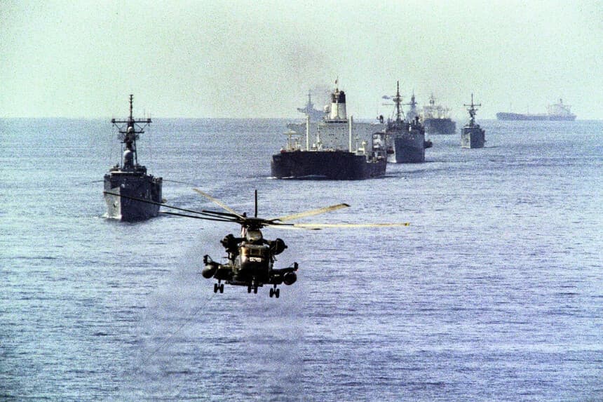 Un helicóptero de desminado de la Armada de los Estados Unidos abre el camino al duodécimo convoy de petroleros kuwaitíes que navegan bajo pabellón estadounidense, el 22 de octubre de 1987. (Norbert Schiller/AFP vía Getty Images).