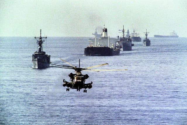 Un helicóptero de desminado de la Armada de los Estados Unidos abre el camino al duodécimo convoy de petroleros kuwaitíes que navegan bajo pabellón estadounidense, el 22 de octubre de 1987. (Norbert Schiller/AFP vía Getty Images).