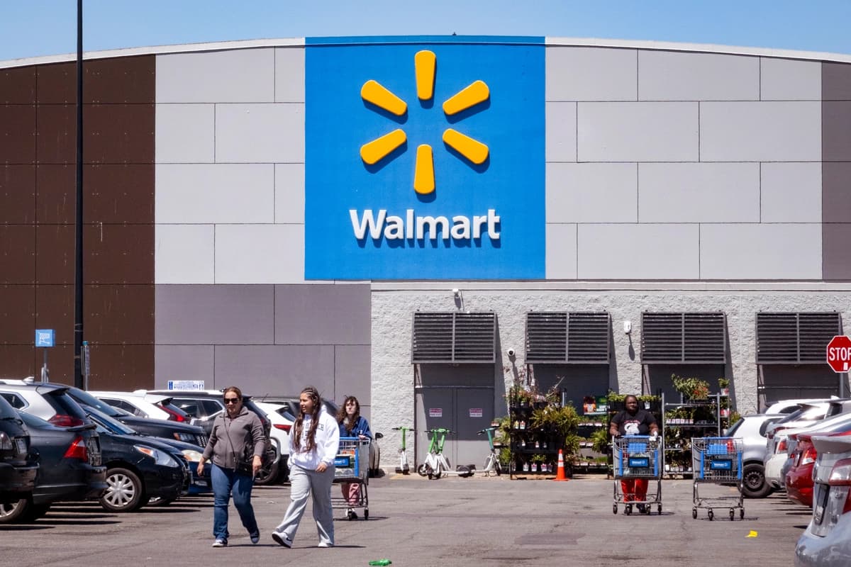 Clientes compran en una tienda Walmart en Chicago el 13 de mayo de 2026. (Scott Olson/Getty Images)