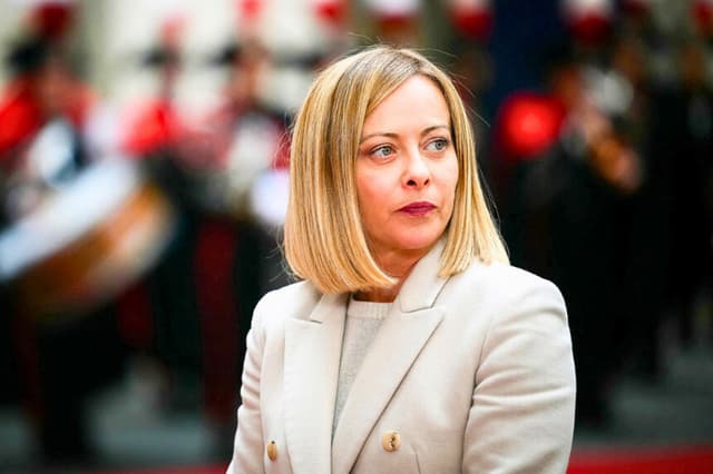 La primera ministra de Italia, Giorgia Meloni, espera para recibir a la canciller de Austria en el Palazzo Chigi, en Roma, el 10 de febrero de 2025. (Filippo Monteforte/AFP vía Getty Images).