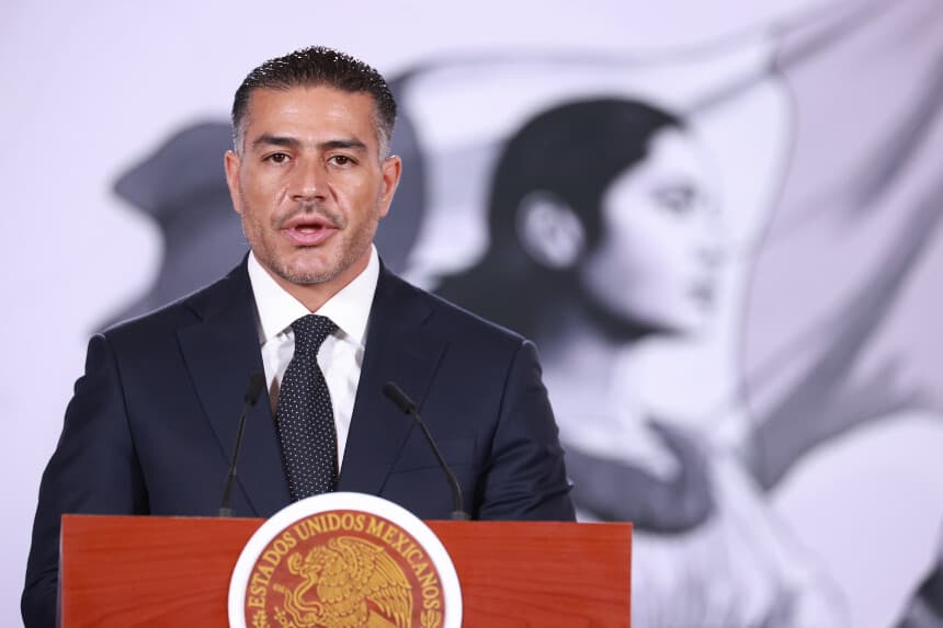 El secretario de Seguridad y Protección Ciudadana, Omar García Harfuch, habla durante una rueda de prensa en Palacio Nacional de la Ciudad de México (México). Imagen de archivo. (EFE/Mario Guzmán)