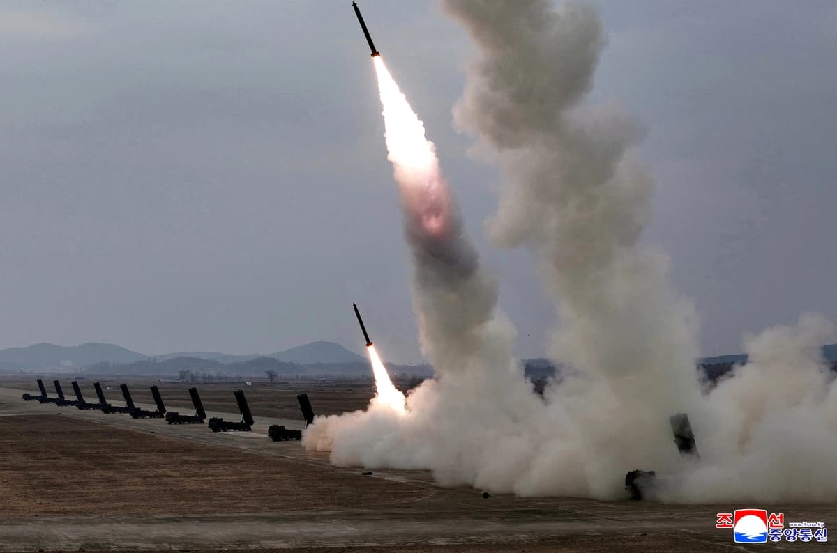 Un lanzamiento de prueba de lanzacohetes múltiples de 600 mm de calibre en Corea del Norte el 14 de marzo de 2026. (Agencia Central de Noticias de Corea vía Reuters)