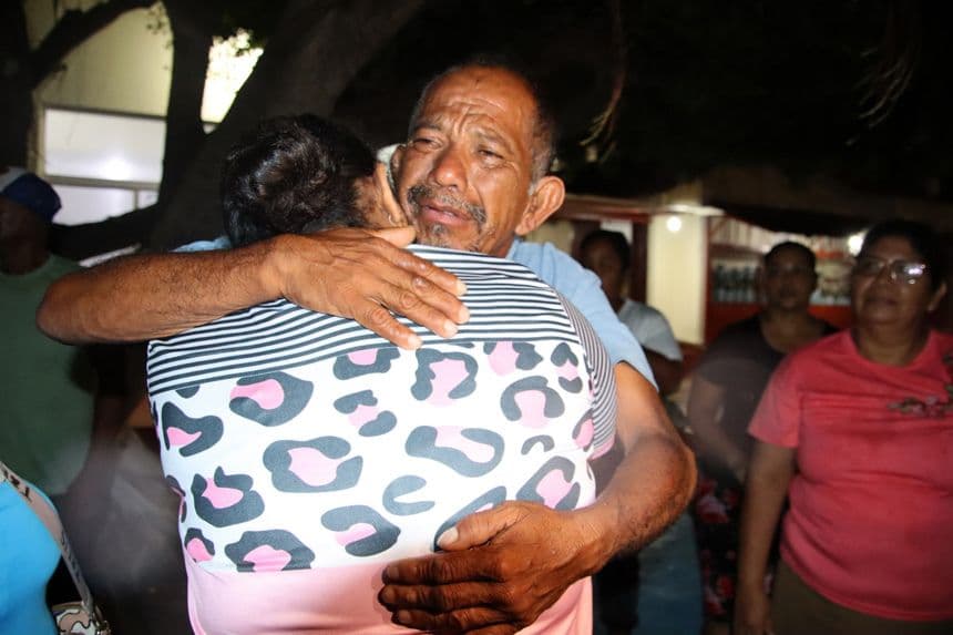 l pescador Daniel Guerrero Martínez (atrás) abraza a su familia luego de ser rescatado por integrantes de la Secretaría de Marina este miércoles, en la ciudad de Tapachula (México). Después de estar cinco días en altamar, en aguas del océano Pacífico, sobre una hielera, dos pescadores mexicanos fueron rescatados por la Armada de México a unos 240 kilómetros de la costa del estado de Chiapas. (EFE/ Juan Manuel Blanco)