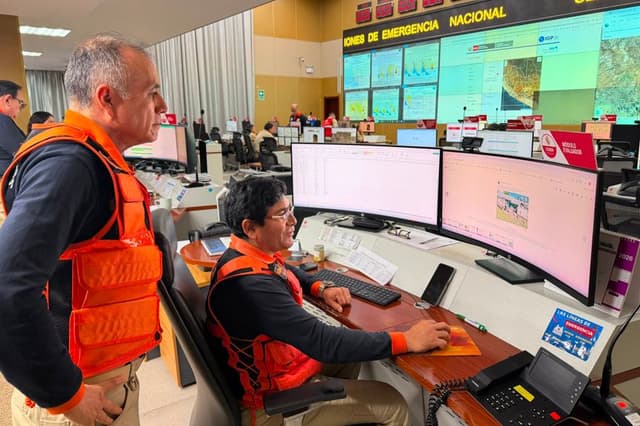 Fotografía tomada de la cuenta en X @indeciperu del Instituto Nacional de Defensa Civil de Perú (Indeci) en la que se observa al jefe del Indeci, Luis Enrique Vásquez (Izq.), monitoreando lo ocurrido por el terremoto de magnitud 7.2 en la región andina de Ayacucho,en el sur de Perú. (EFE/ @indeciperu)