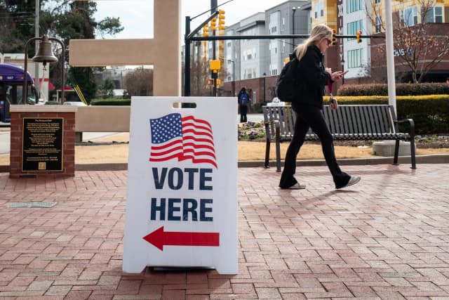 Un centro de votación anticipada en la Universidad de Carolina del Este, al inicio de las elecciones primarias de mitad de mandato en Carolina del Norte, en Greenville, Carolina del Norte, el 12 de febrero de 2026. (Madalina Kilroy/The Epoch Times)