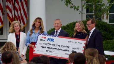 Melania Trump anuncia colaboración con IndyCar y 2 mdd en becas a iniciativa "Fomentando el Futuro"