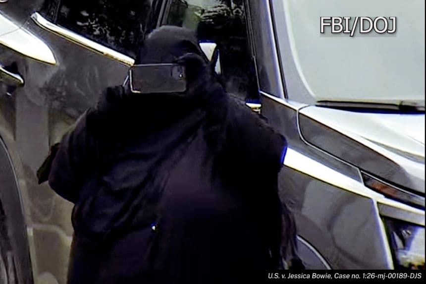 Jessica Bowie, de 35 años, fue captada por cámaras de vigilancia mientras realizaba labores de reconocimiento en el Capitolio de Nueva York, según una fotografía sin fecha. (Departamento de Justicia de EE. UU.)