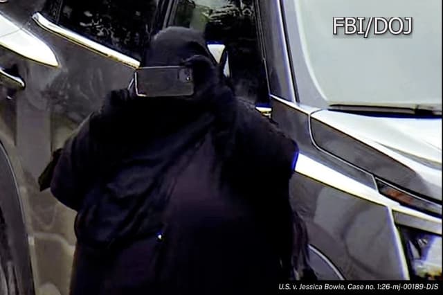 Jessica Bowie, de 35 años, fue captada por cámaras de vigilancia mientras realizaba labores de reconocimiento en el Capitolio de Nueva York, según una fotografía sin fecha. (Departamento de Justicia de EE. UU.)