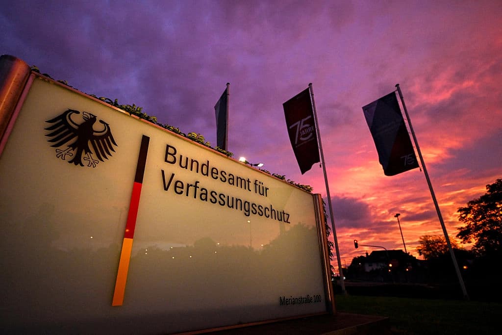 Una vista exterior muestra la entrada a la Oficina Federal para la Protección de la Constitución (Bundesamt fuer Verfassungsschutz, BfV) en Colonia, oeste de Alemania, el 22 de septiembre de 2025. (Ina Fassbender/AFP vía Getty Images).