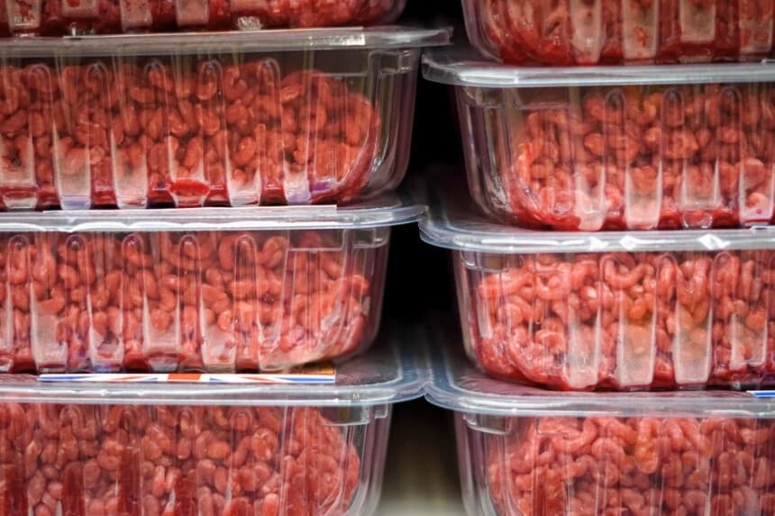 Carne molida en los estantes de un supermercado, en esta foto de archivo. (Nata Dobrovolskaya/Shutterstock).