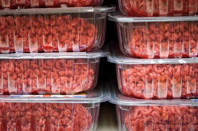 Carne molida en los estantes de un supermercado, en esta foto de archivo. (Nata Dobrovolskaya/Shutterstock).