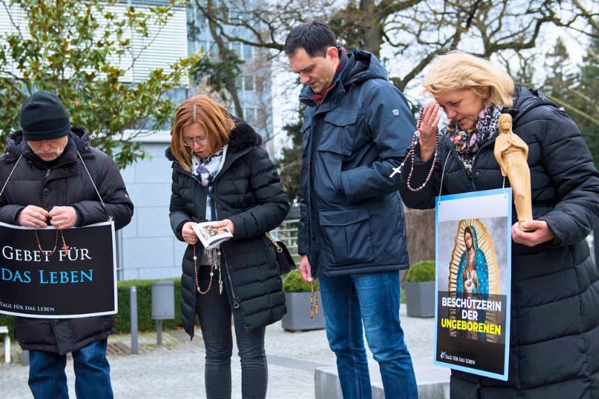 Activistas provida rezan mientras participan en la campaña "40 Días por Vida" frente al centro Pro Familia, que ofrece consultas sobre abortos, en Frankfurt, Alemania, el 26 de marzo de 2019. (Thomas Lohnes/Getty Images).