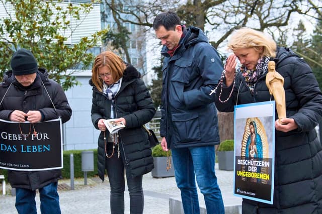 Activistas provida rezan mientras participan en la campaña "40 Días por Vida" frente al centro Pro Familia, que ofrece consultas sobre abortos, en Frankfurt, Alemania, el 26 de marzo de 2019. (Thomas Lohnes/Getty Images).