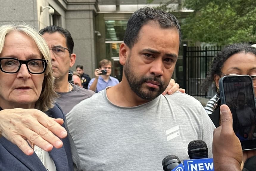 Manuel Ernesto Hernández-Umana sale de la corte federal de Distrito de Manhattan junto a su abogada, Amy Gallicchio, el 10 de agosto de 2026. (Larry Neumeister/AP Photo)