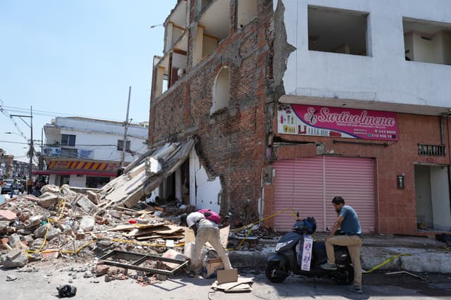 Fotografía que muestra las ruinas de un local comercial afectado por el sismo de 7.4 de magnitud que azotó a Colombia el pasado 10 de agosto, en Cali, Colombia. (EFE/ Ernesto Guzmán)