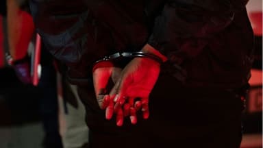 Detienen a dos mexicanos y tres africanos en redada contra sofisticado laboratorio de drogas en Sudáfrica