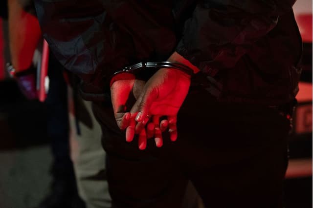 Un hombre es detenido en Sudáfrica. Fotografía de archivo. (RODGER BOSCH/AFP vía Getty Images)