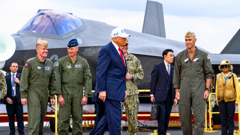 Lo que debe saber sobre la iniciativa de Trump para mantener las catapultas de vapor en los portaaviones