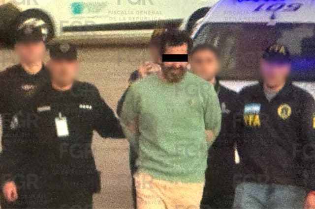 Fotografía cedida por la Fiscalía General de la República de México (FRG), muestra el traslado del contraalmirante Fernando Farías Laguna este jueves, desde Argentina a Ciudad de México. La FGR informó del traslado de Farías, acusado de contrabando de combustible, quien fue detenido el pasado 23 de abril en el país suramericano. (EFE/ Fiscalía General De La República De México)