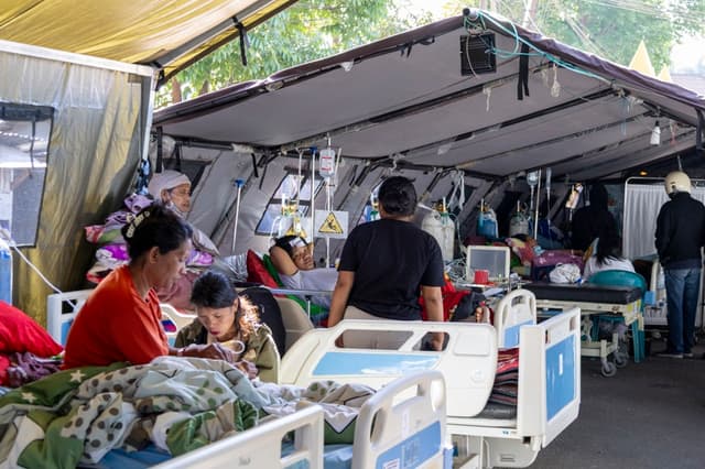Pacientes reciben tratamiento en una carpa improvisada a las afueras del Hospital de Ruteng tras el terremoto de magnitud 7.7 que sacudió la isla de Flores el pasado sábado. (EFE/EPA/MADE NAGI)