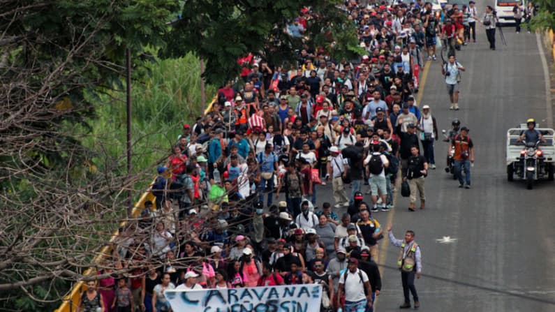Caravana de 800 migrantes avanza desde el sur de México hacia Ciudad de México