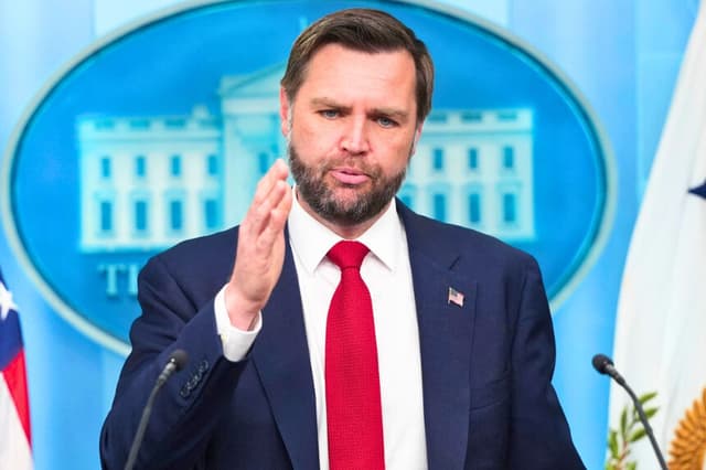 El vicepresidente JD Vance habla durante una rueda de prensa en la Sala de Prensa Brady de la Casa Blanca en Washington el 18 de junio de 2026. (Ken Cedeno/AFP).