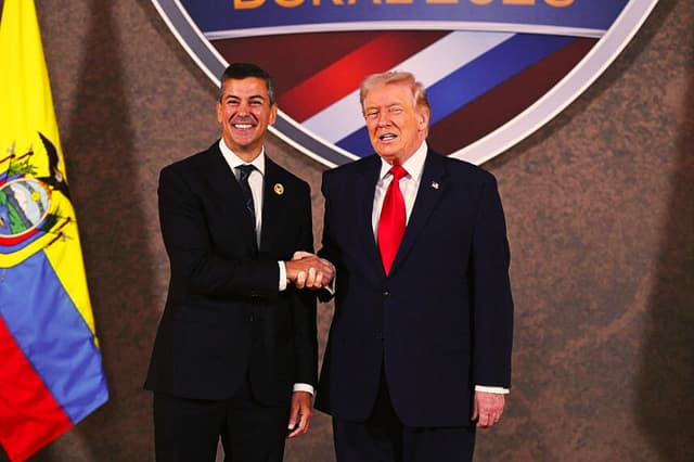 El presidente de EE. UU., Donald Trump, posa junto al presidente paraguayo, Santiago Peña (izquierda), al inicio de la Cumbre «Escudo de las Américas» en el Trump National Doral de Miami, Florida, el 7 de marzo de 2026. (SAUL LOEB / AFP vía Getty Images)