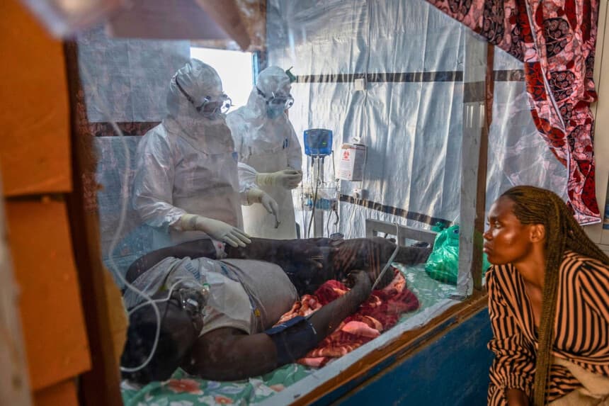 Personal de salud atiende a un paciente con ébola en Ituri, Congo, el 18 de junio de 2026. (Moses Sawasawa/AP Photo).