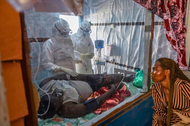 Personal de salud atiende a un paciente con ébola en Ituri, Congo, el 18 de junio de 2026. (Moses Sawasawa/AP Photo).