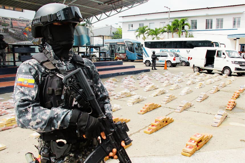 Un agente de la policía ecuatoriana monta guardia, en los patios del cuartel Modelo en Guayaquil, Ecuador, el 23 de enero de 2026. (Gerardo MENOSCAL / AFP vía Getty Images)