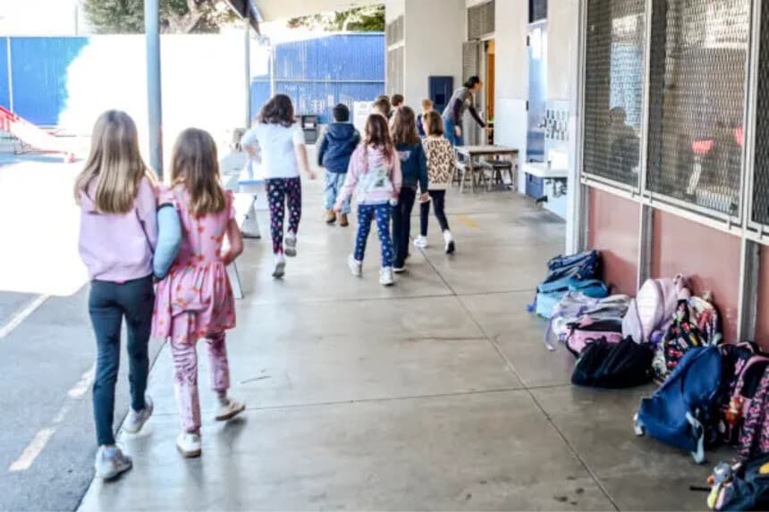 Los nuevos alumnos recorren la escuela primaria Nora Sterry en Los Ángeles el 15 de enero de 2025. Existe una iniciativa a nivel nacional para restablecer o aumentar el tiempo de recreo de los alumnos de las escuelas públicas. (Chris Delmas/AFP vía Getty Images)