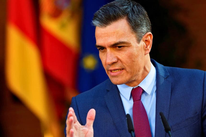 El presidente del Gobierno español, Pedro Sánchez, habla durante una rueda de prensa conjunta en el Palacio Moncloa de Madrid el 17 de enero de 2022. (Susana Vera/Reuters)