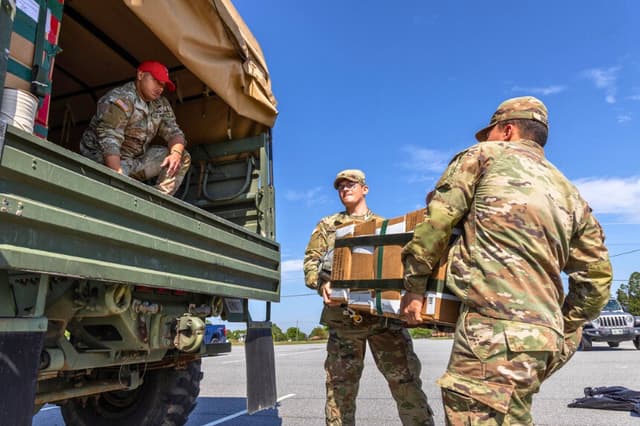 Soldados del Ejército de los EE. UU. cargan equipamiento militar en un vehículo en Fort Benning, Georgia, el 8 de abril de 2026. (John Fredricks /The Epoch Times).