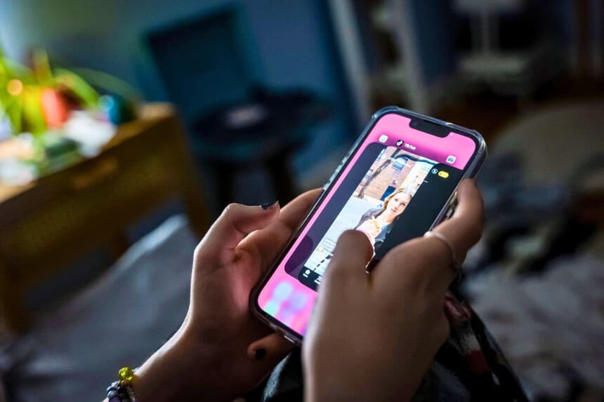 En esta ilustración fotográfica, un adolescente utiliza un teléfono móvil para acceder a las redes sociales en la ciudad de Nueva York el 31 de enero de 2024. (Spencer Platt/Getty Images).