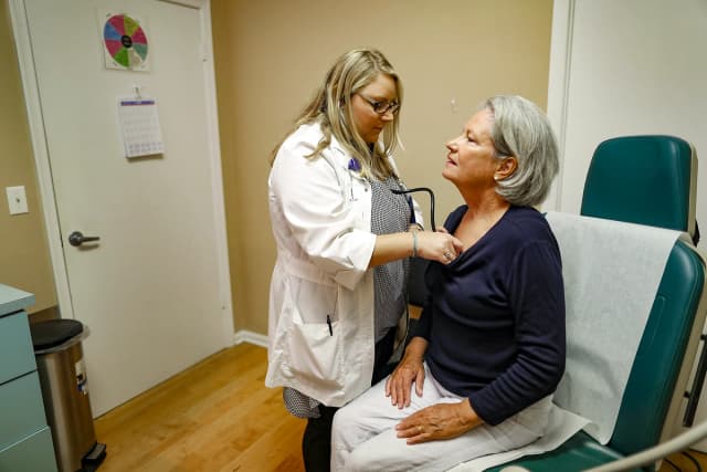 Una mujer acude a una enfermera titulada para un chequeo en un centro de salud de Planned Parenthood en West Palm Beach, Florida, el 23 de junio de 2017. (Joe Raedle/Getty Images).