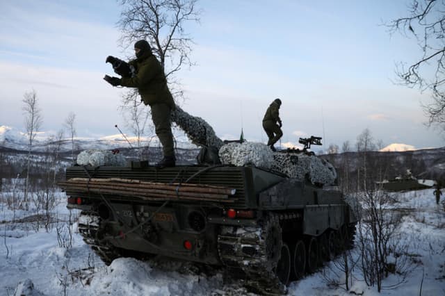 Soldados del Segundo Escuadrón de Tanques del Primer Batallón de la Brigada del Norte del Ejército Noruego preparan su tanque durante el ejercicio militar conjunto noruego-estadounidense "Reindeer 2" en Setermoen, Noruega, el 30 de octubre de 2019. (Stoyan Nenov/Reuters).