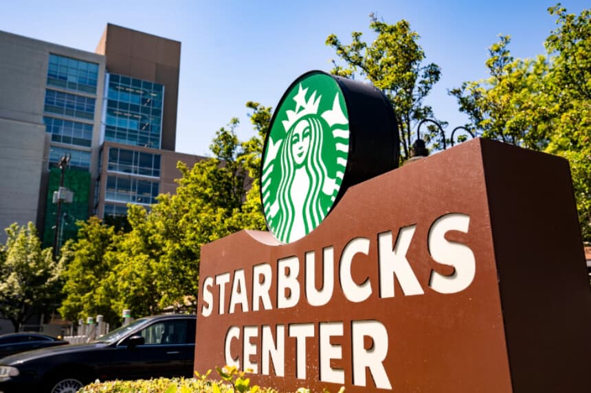 Se observa un letrero en el exterior de la sede central de Starbucks en el Starbucks Center de Seattle el 3 de julio de 2024. (David Ryder/Getty Images).