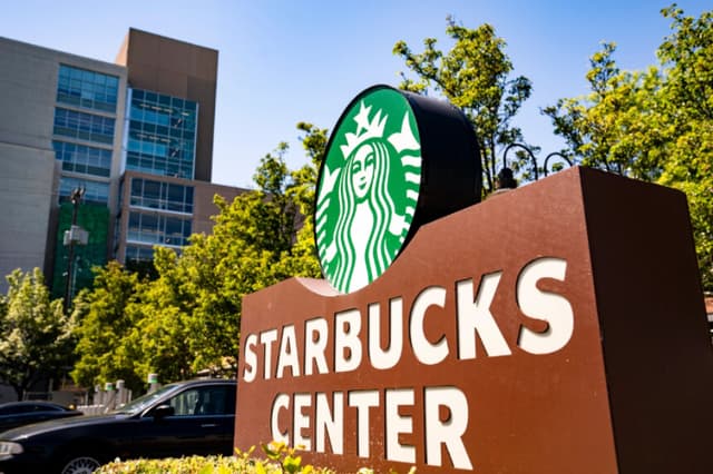 Se observa un letrero en el exterior de la sede central de Starbucks en el Starbucks Center de Seattle el 3 de julio de 2024. (David Ryder/Getty Images).