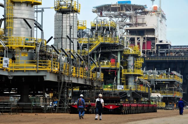 Plataforma petrolífera marina en Qingdao, provincia de Shandong, en el este de China. (STR/AFP/Getty Images)