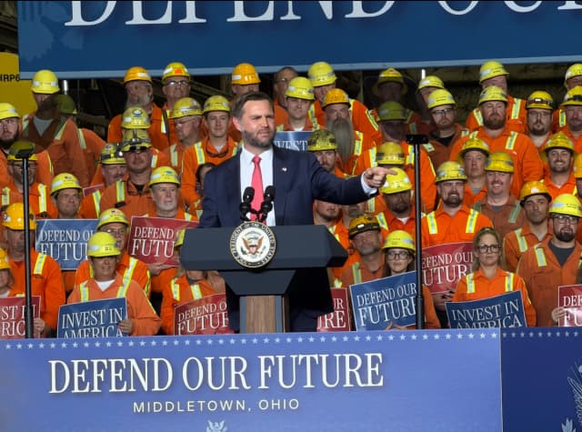 El vicepresidente JD Vance pronuncia un discurso en una planta siderúrgica en Middletown, Ohio, el 21 de agosto de 2026. (Janice Hisle/The Epoch Times)