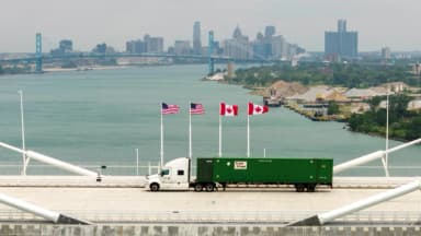 EE. UU. impone aranceles del 50 % a algunos productos canadienses tras fracasar negociaciones comerciales