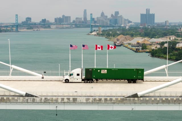 Un vehículo cruza el Puente Internacional Gordie Howe, de 4,7 mil millones de dólares, que conecta Windsor (Ontario) y Detroit (Míchigan), al día siguiente de su inauguración en Windsor, Ontario, Canadá, el 28 de julio de 2026. (Carlos Osorio/Reuters)