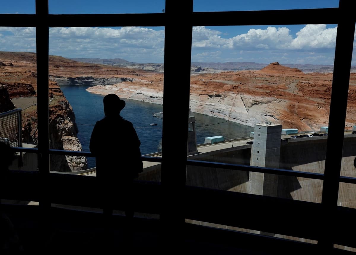 Los visitantes contemplan la presa de Glen Canyon y el lago Powell desde el Centro de Visitantes Carl Hayden en Page, Arizona, el 30 de julio de 2026. (Justin Sullivan/Getty Images)