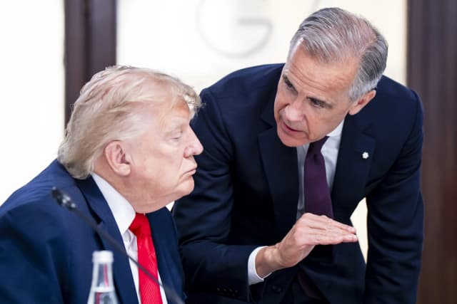 El primer ministro canadiense, Mark Carney, y el presidente Donald Trump conversan durante el almuerzo de trabajo del G7, en el marco de la cumbre del G7 celebrada en Évian-les-Bains, Francia, el 16 de junio de 2026. (The Canadian Press/Christopher Katsarov)