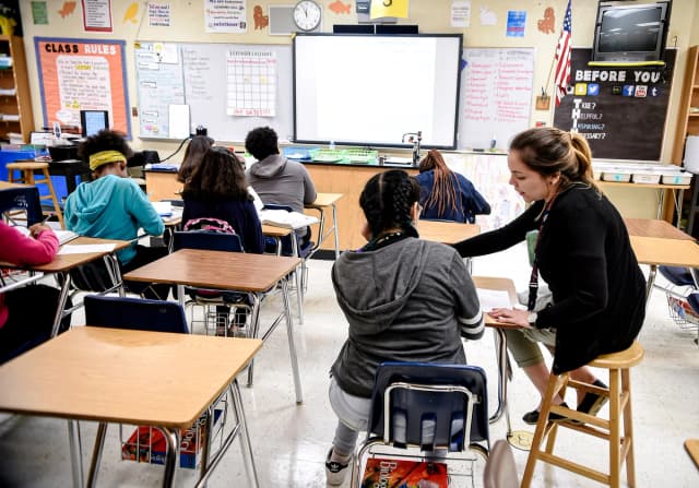 Una maestra de ciencias trabaja con sus alumnos en una preparatoria de Homestead, Florida, el 10 de marzo de 2017. (Rhona Wise/AFP vía Getty Images)